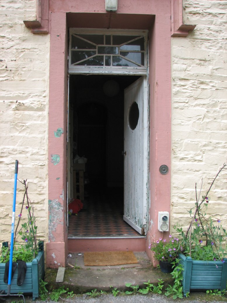 The front door with (again donated as seedling) sweetpeas either side